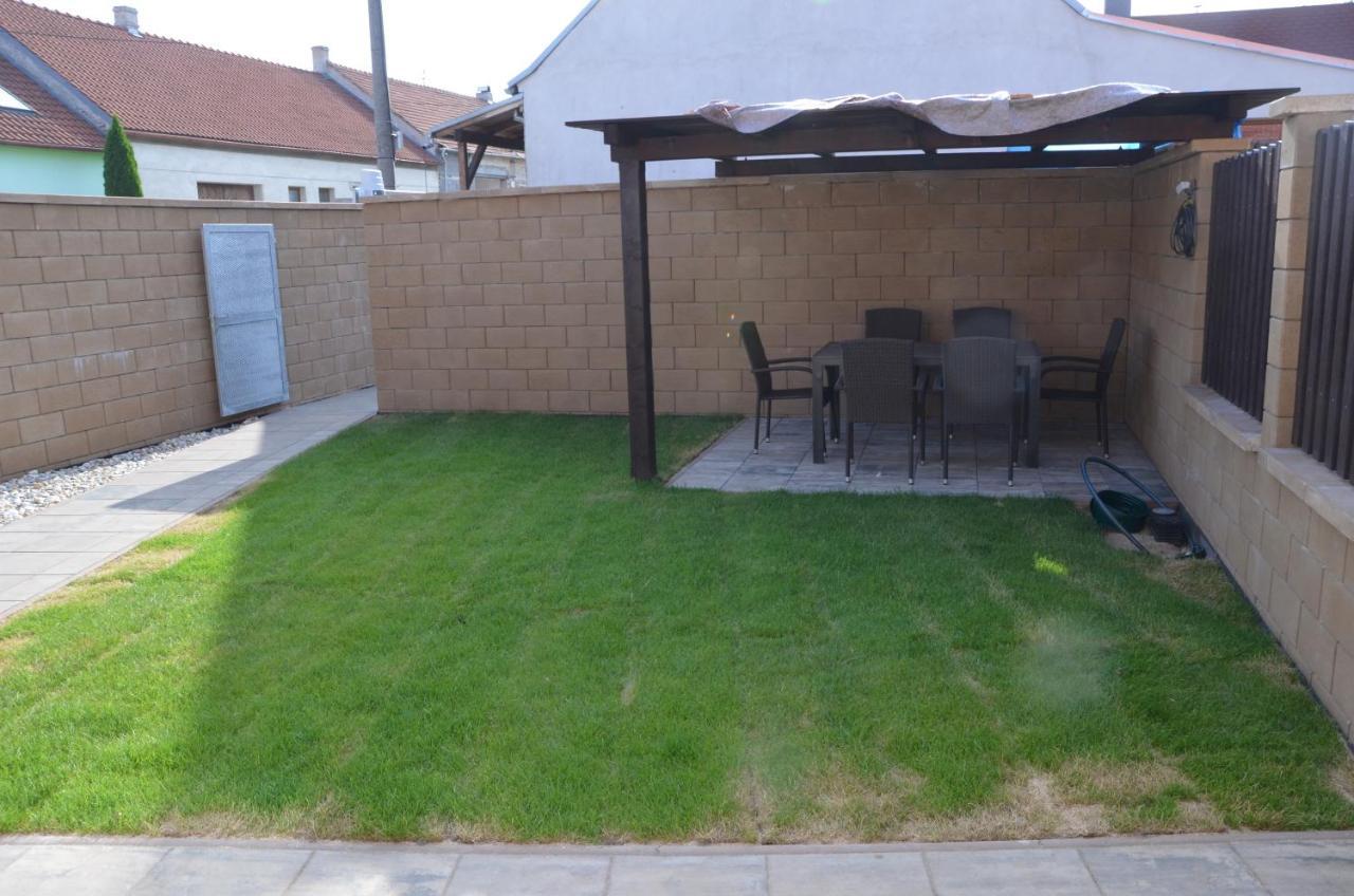 Apartmany Za Dvorem Velke Pavlovice Exterior photo